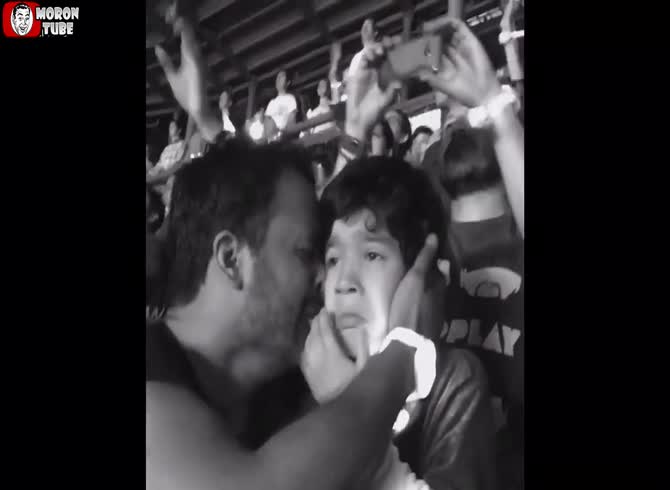 Video :A father and his autistic kid attend a Coldplay performance in Mexico in today's lovely video